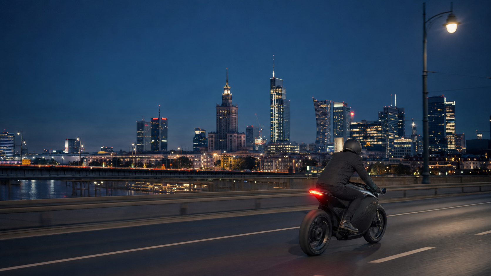 Współczesna Warszawa nocą i motocyklista obserwujący panoramę miasta